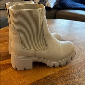 Off white boots size 6 women’s never worn , great condition